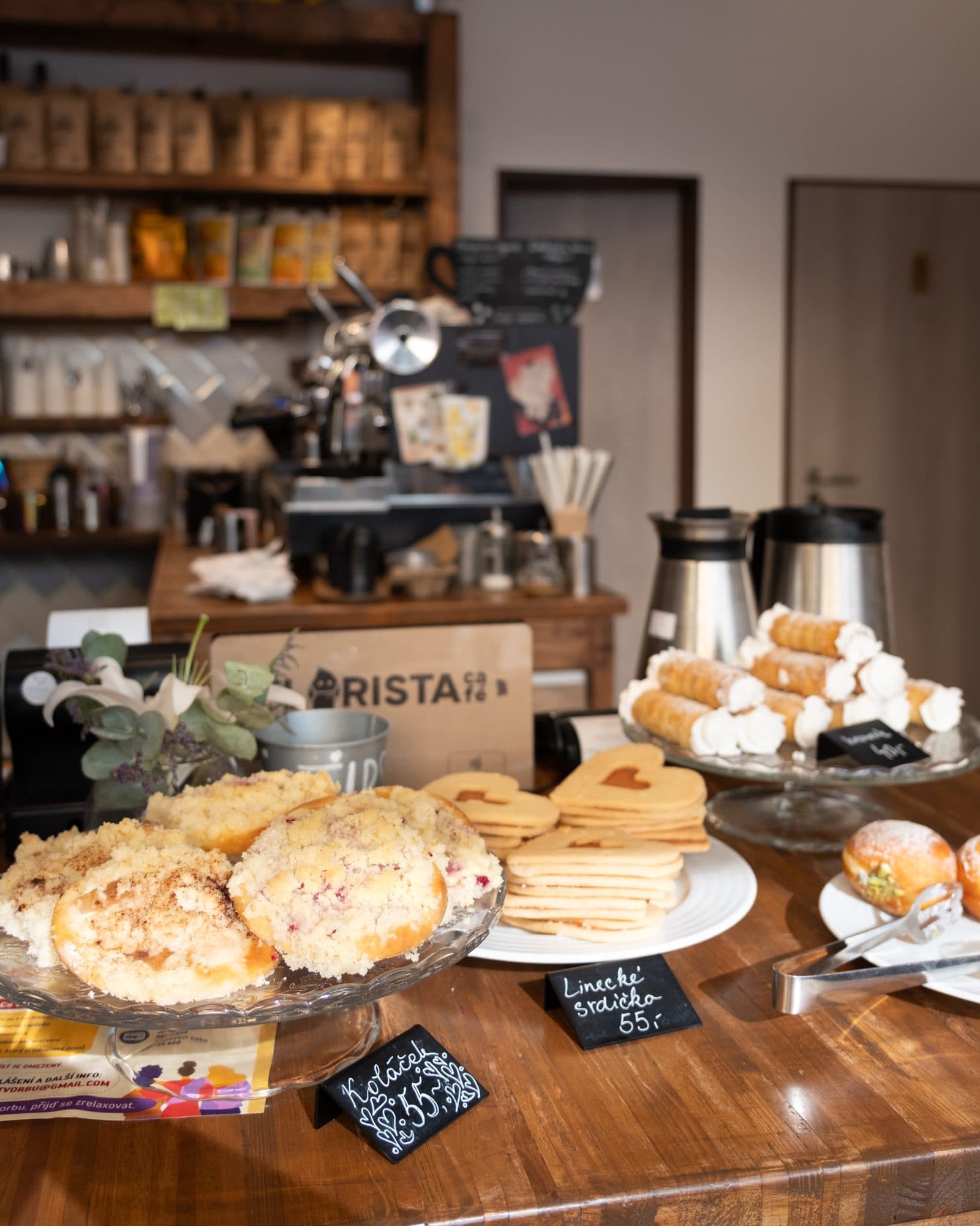 Bar s kávovarem, croissanty a dalším pečivem