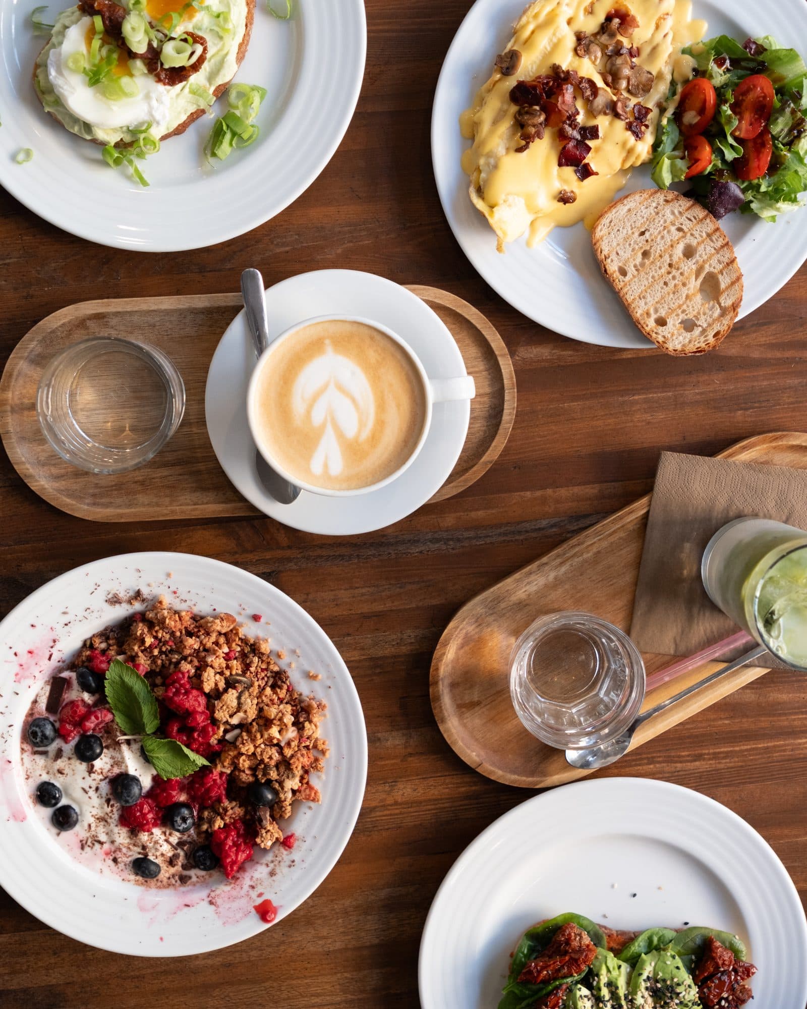 Brunch shora: omeleta, granola s ovocem, toast, cappuccino a matcha